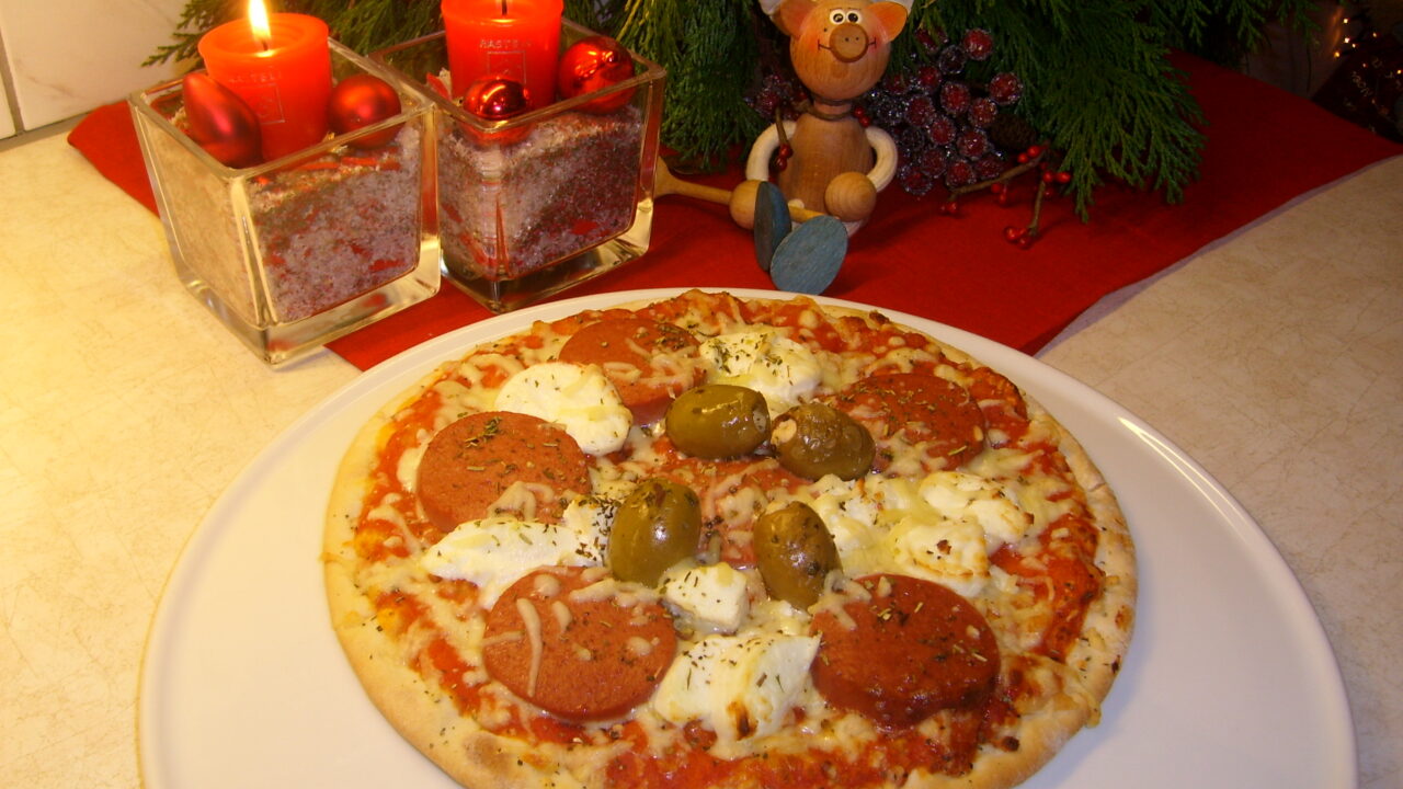 Pizza met leverworst en geitenkaas