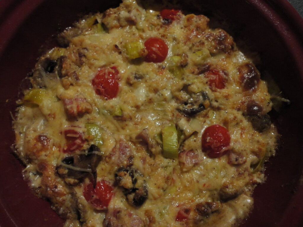 Prei gratin met champignons, tomaatjes en ham