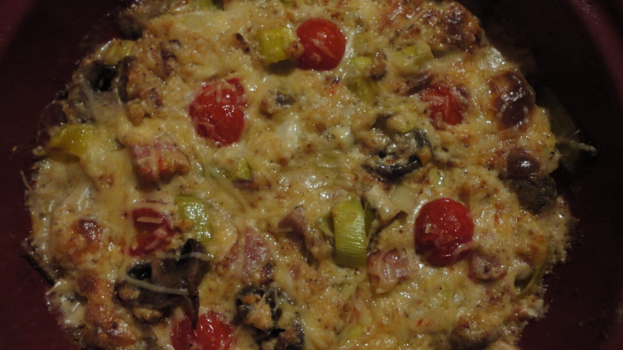 Prei gratin met champignons, tomaatjes en ham