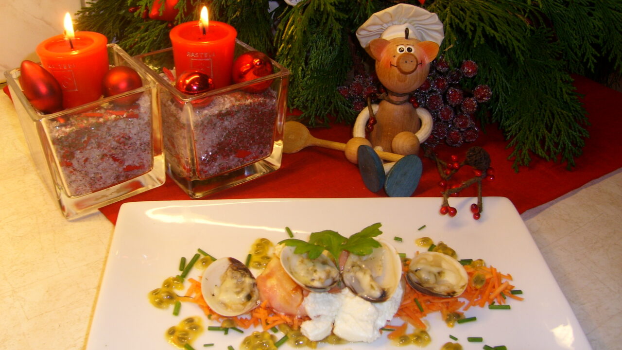 Voorgerechtje: Geitenkaasjes omwikkeld met gerookt spek begroet de clams badend in vurige passie