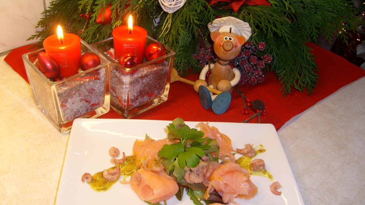 Voorgerechtje wilde gerookte zalm met grijs garnalen