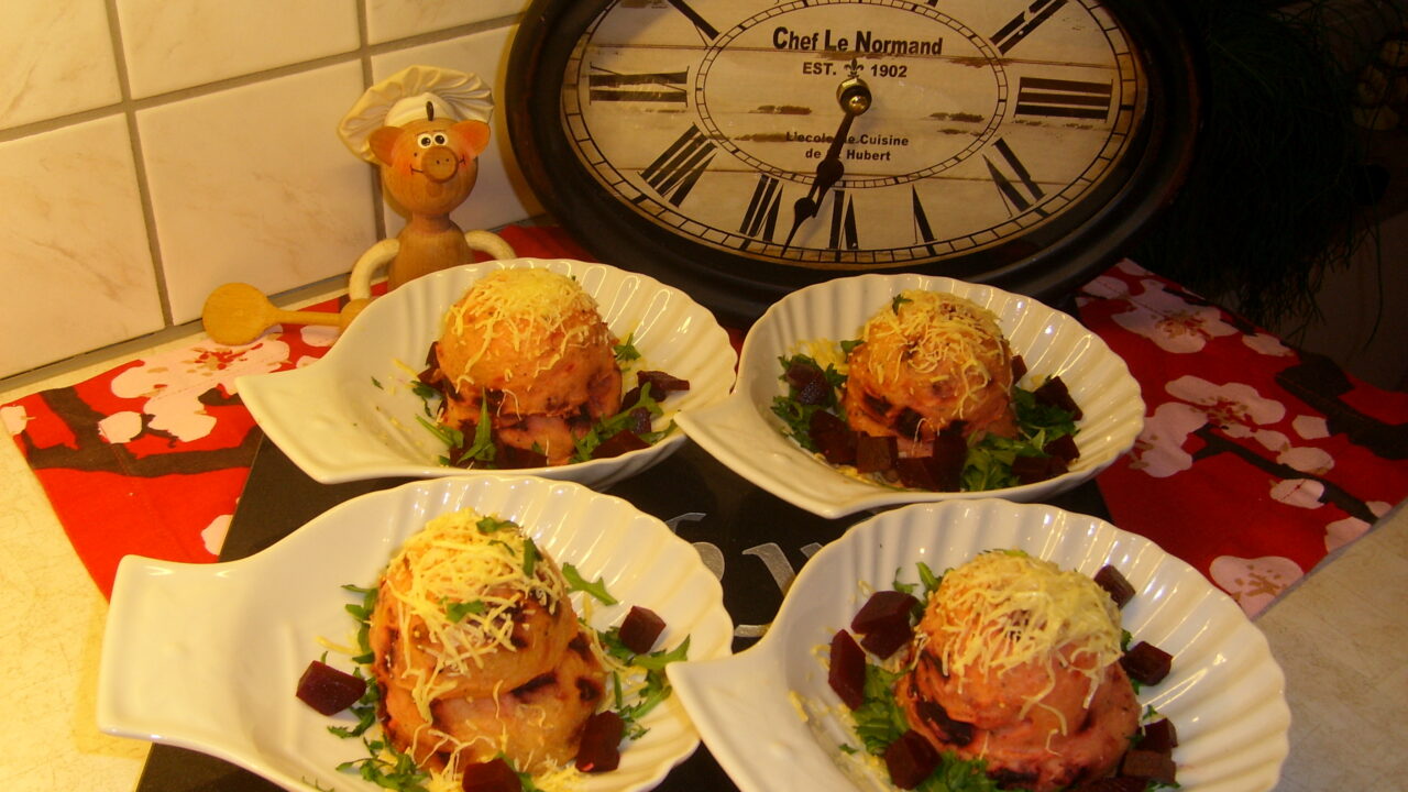 Aardappelpuree met rode biet en zijn garnituren
