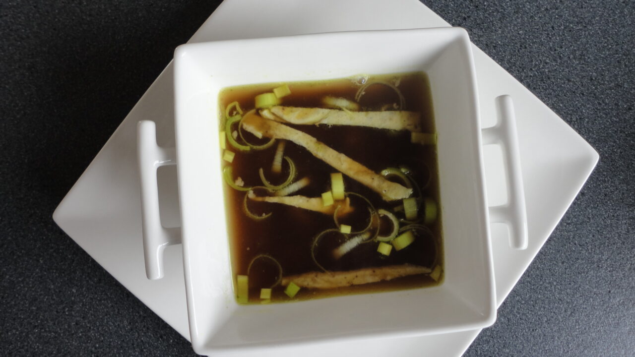 Kippensoep: helder, pittig en tikkeltje chinees