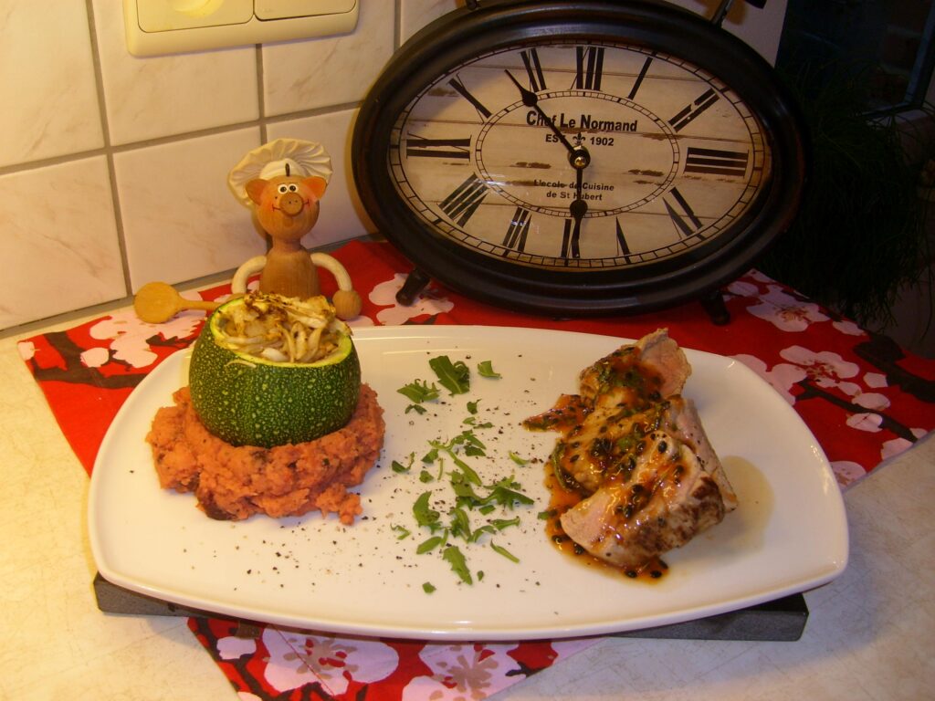 Dagschotel: gevulde courgette op een bedje rodebiet-aardappelpuree vergezeld van varkenshaasje bedruppeld met een sausje van passie