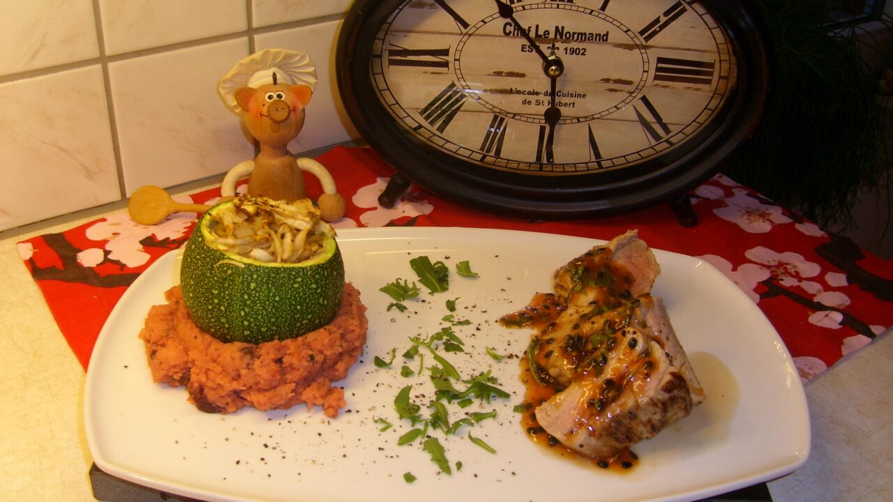 Dagschotel: gevulde courgette op een bedje rodebiet-aardappelpuree vergezeld van varkenshaasje bedruppeld met een sausje van passie