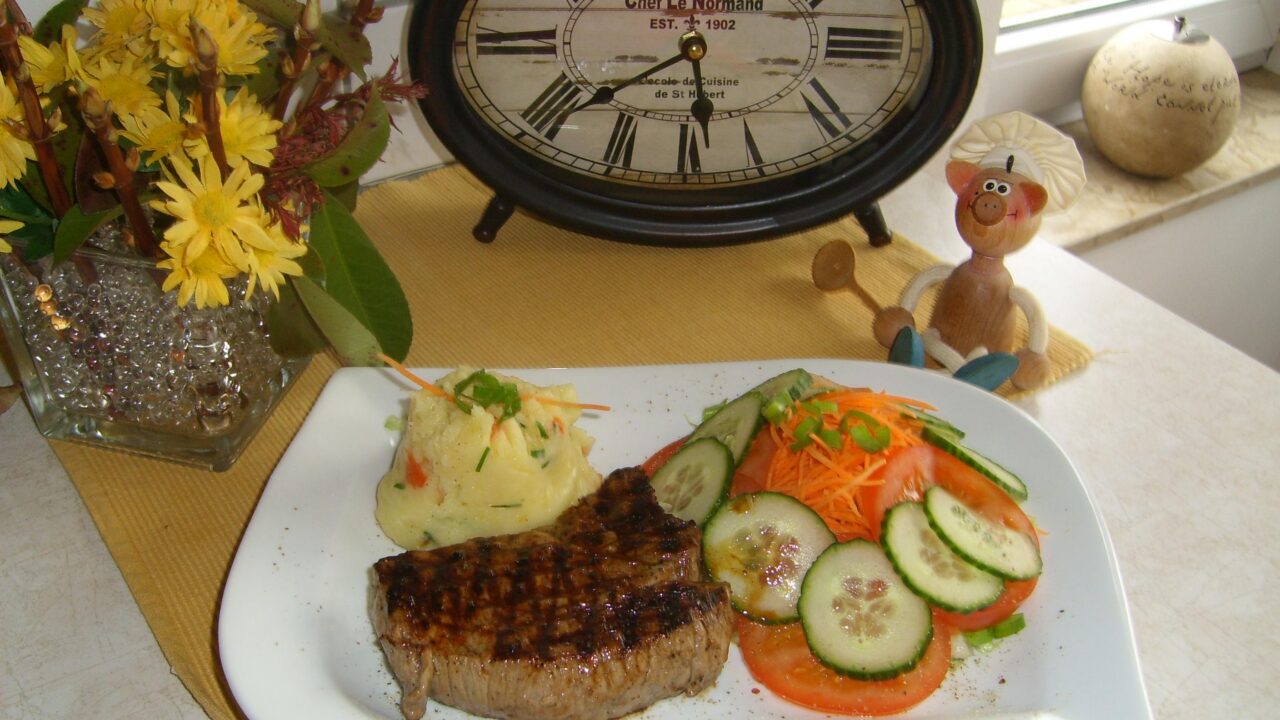 Dagschotel: aardappelpuree goed gekruid met steak natuur en frisse groenten