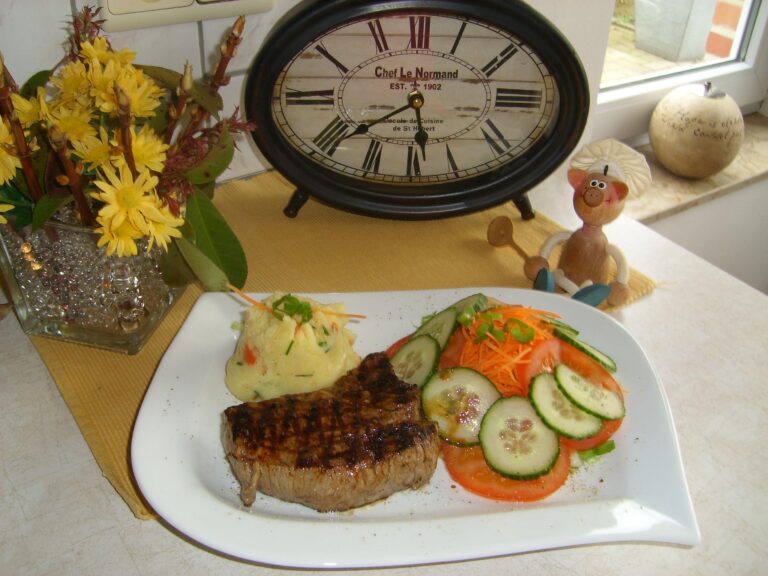 Dagschotel: aardappelpuree goed gekruid met steak natuur en frisse groenten