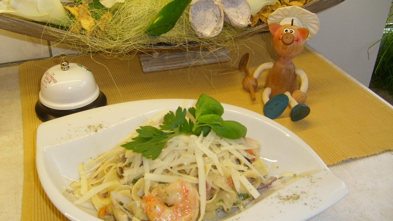 Zeevruchten met pasta bedolven onder de macarpone met een geur van limoncello