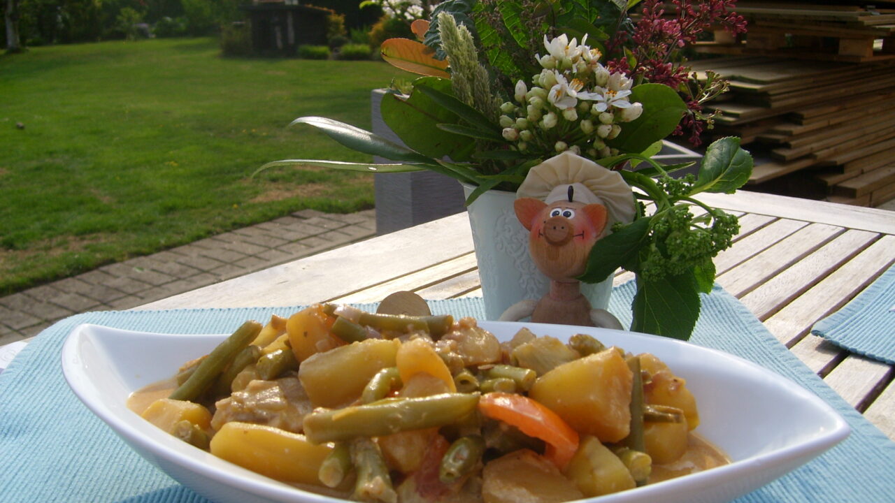 Aardappel-groenten bordje op de boerenbuiten