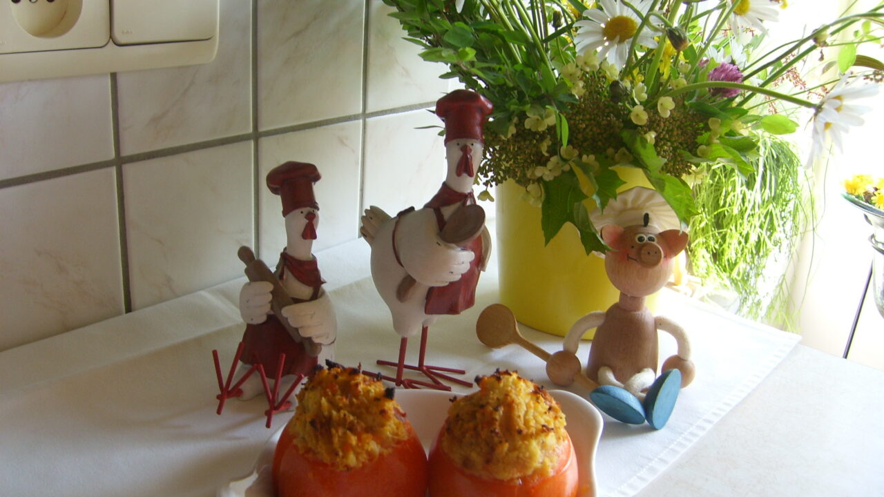 Aardappelpuree in een tomaatje