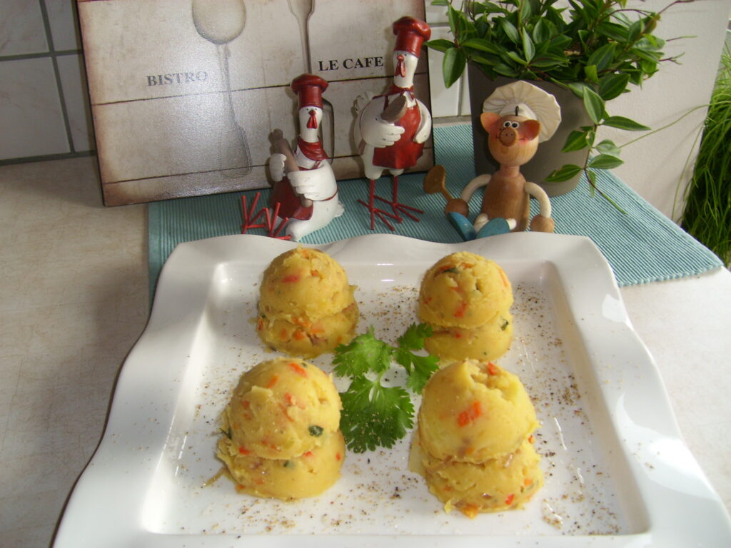 Aardappelpuree met frisse groenten en korianderblaadjes