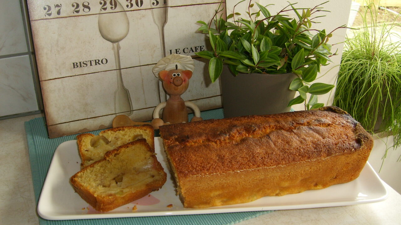Cake met appel en rabarber met een scheutje limoncello