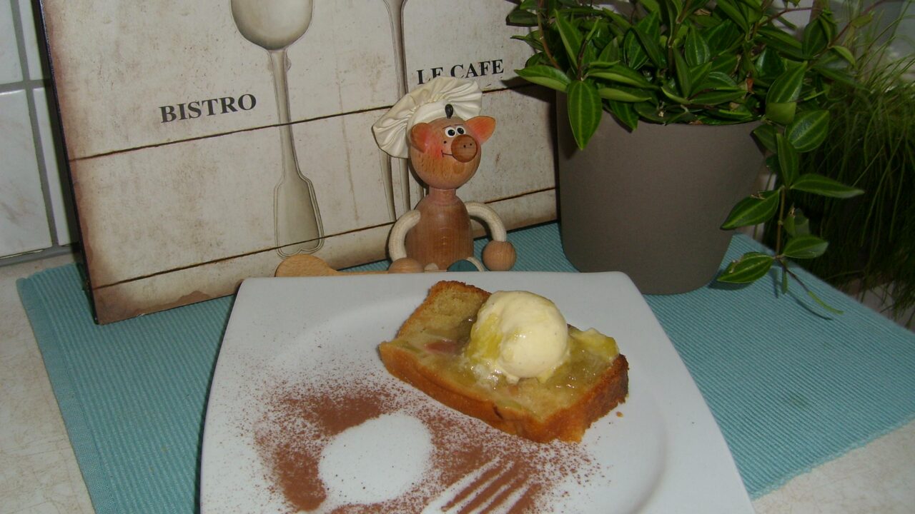 Dessert: cake verwend door ijsje met rabarbercompot