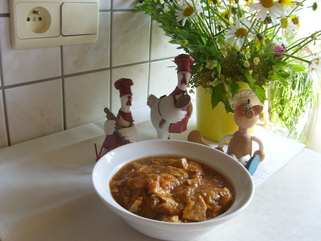 Stoofpotje van kalfsmedaillon in een tomatenkoriandersausje