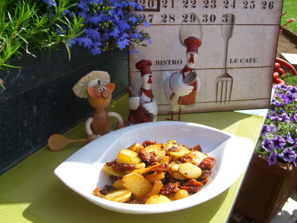 Aardappel opgebakken met zongedroogde tomaatjes en sjalot