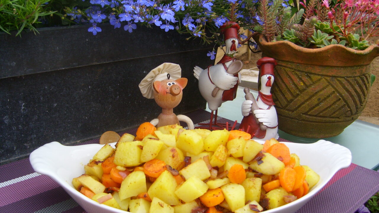 Aardappelen opgebakken met worteltjes en rode ajuin