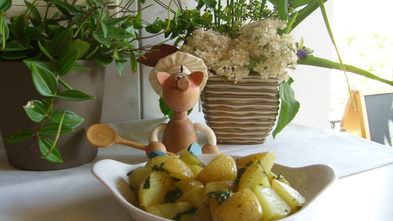 Aardappelkrieltjes in schil verwend door koriander en kruidenboter