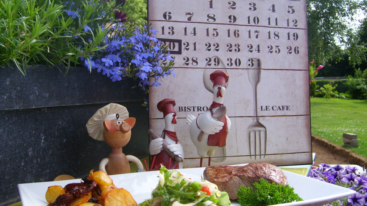Dagschotel: steak natuur met een frisse salade en opgebakken patatjes