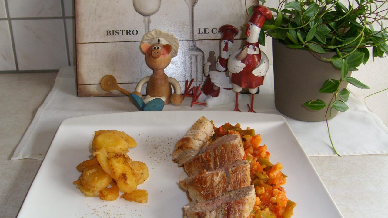 Dagschotel: varkenshaasje met opgebakken aardappelen met duo van groenten in een tomatensausje