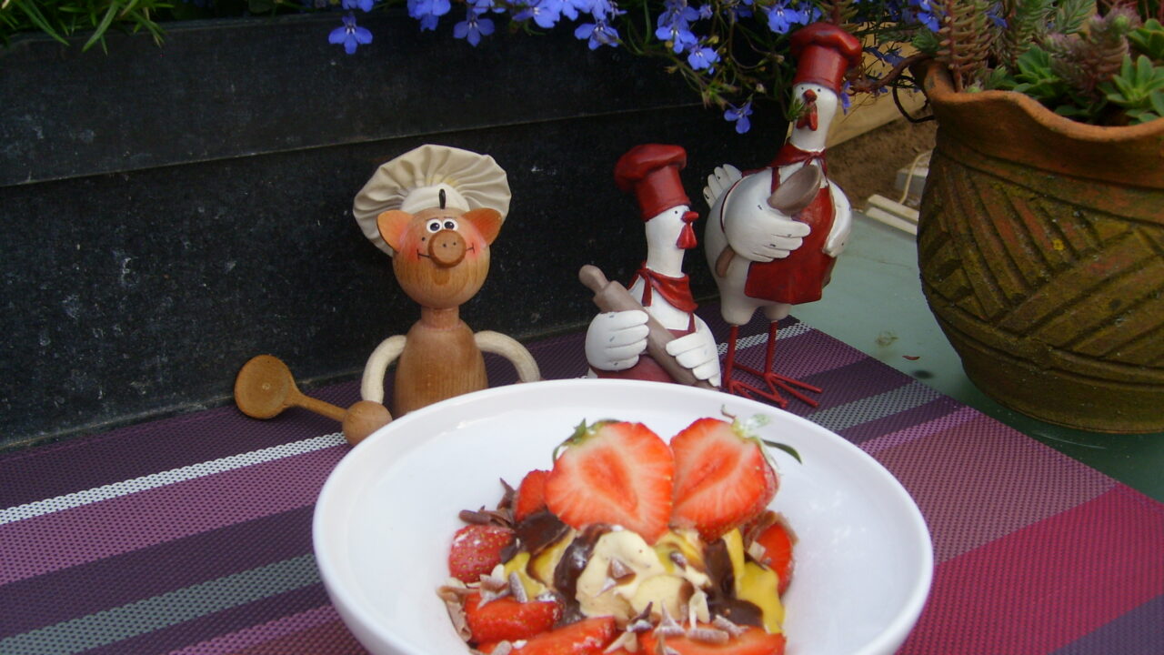 Dessert: coupe aardbeien met lekkernijen
