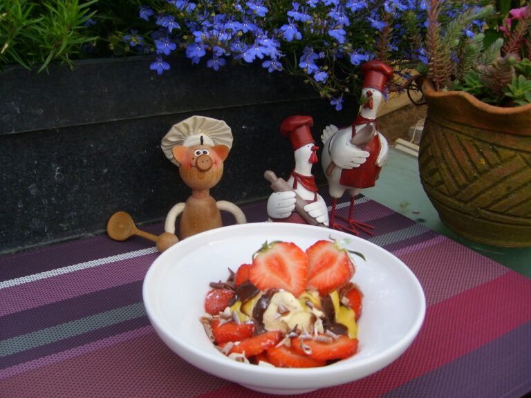 Dessert: coupe aardbeien met lekkernijen