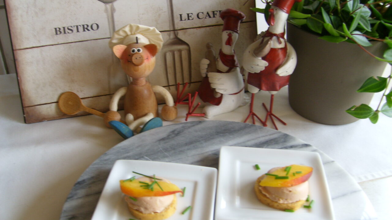 Hapje: ganzenleverpastei met nectarine