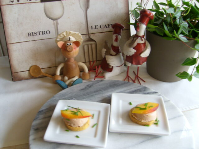 Hapje: ganzenleverpastei met nectarine