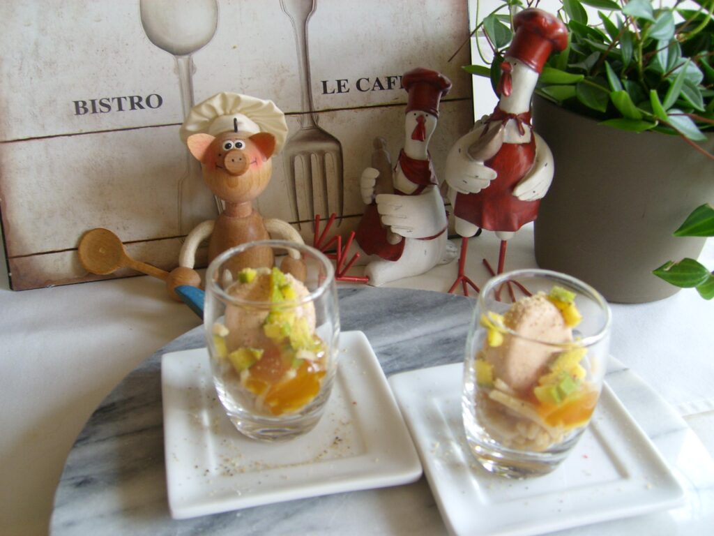 Hapje: ganzenleverpastei op een bedje van pasta met een verassing van mango