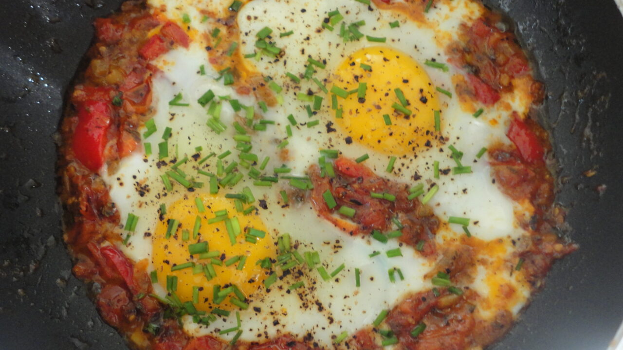 Shakshuka (eieren in lichtpittige groenten)