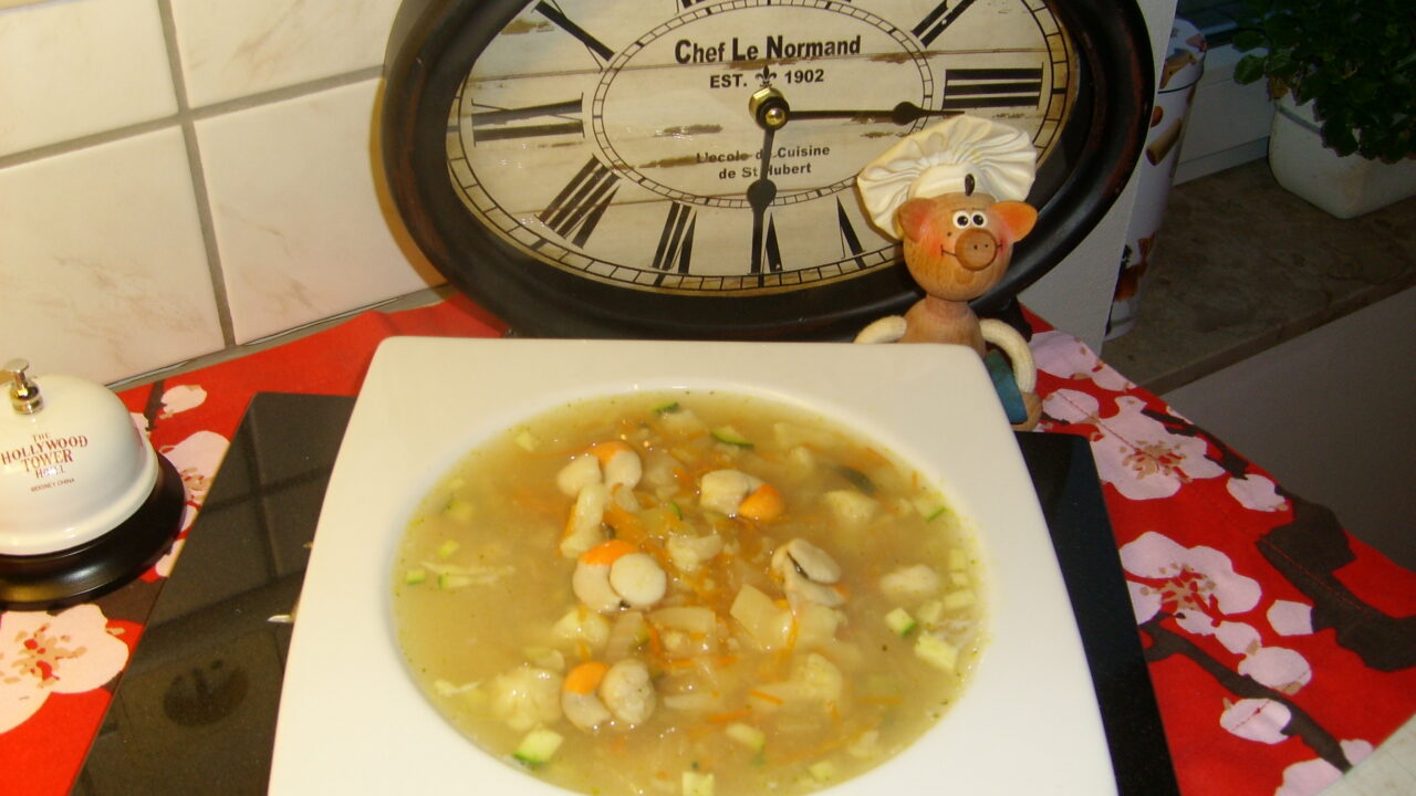 Soep van de dag: bouillon van frisse groenten met St-jacobsvruchten