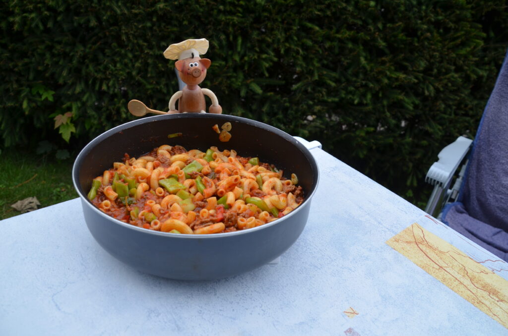 Vakantie: pasta met een tomatensausje en groenten