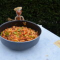 Vakantie: pasta met een tomatensausje en groenten