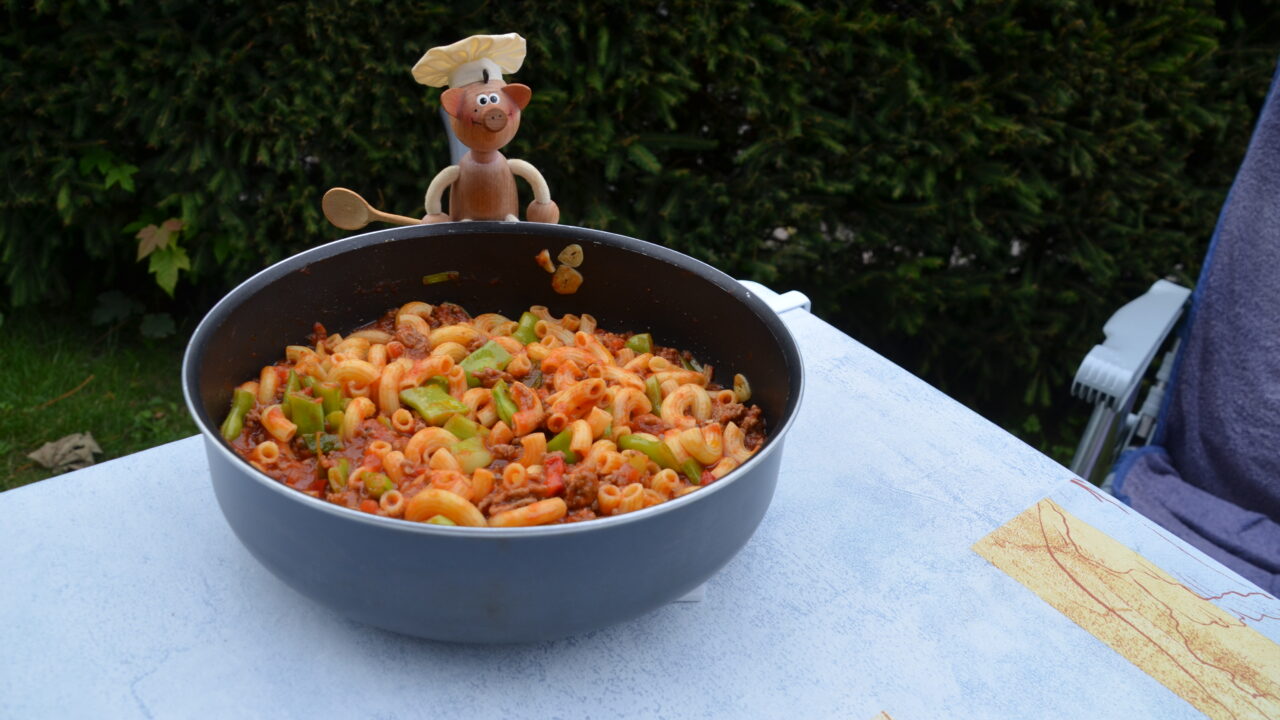 Vakantie: pasta met een tomatensausje en groenten