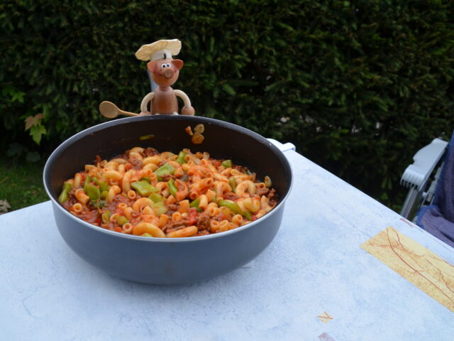 Vakantie: pasta met een tomatensausje en groenten