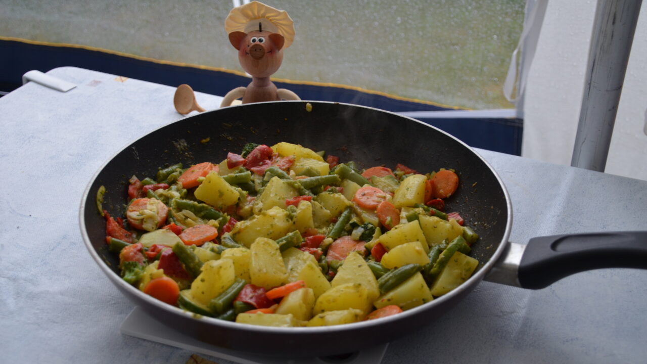 Vakantiepannetje gevuld met groenten en patatjes