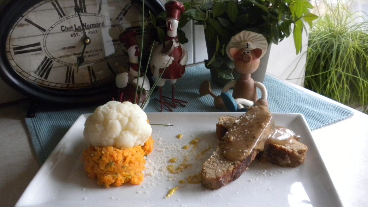 Dagschotel: vleesbroodje met bloemkool op een bedje van zoete aardappelpuree