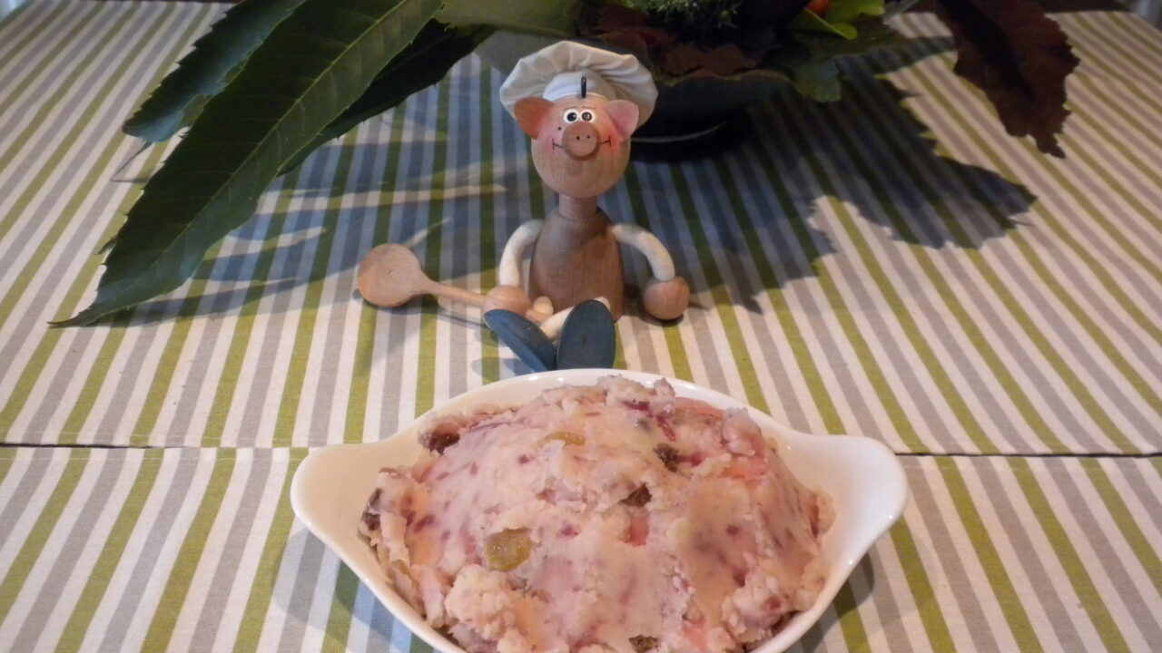 Aardappelpuree met rode kool, krenten en rozijnen