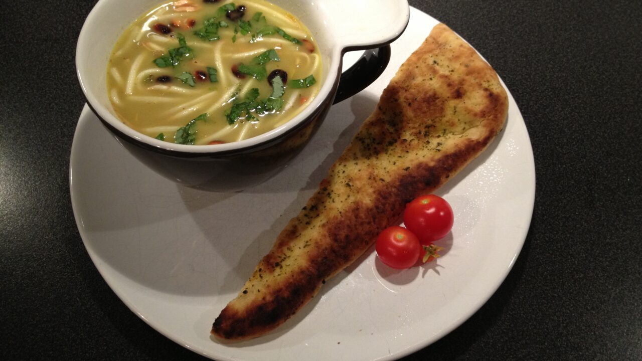 Thaise kerriesoep met naanbrood