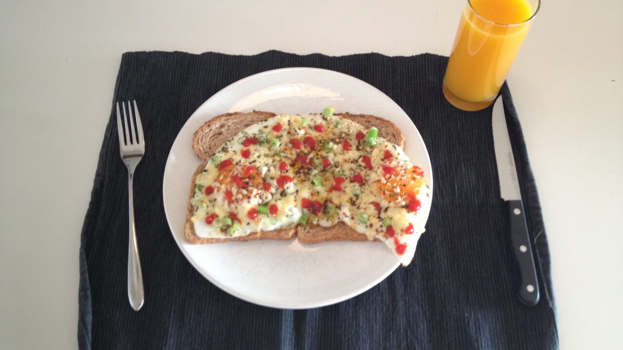 Pittig gebakken ei met lente-ui