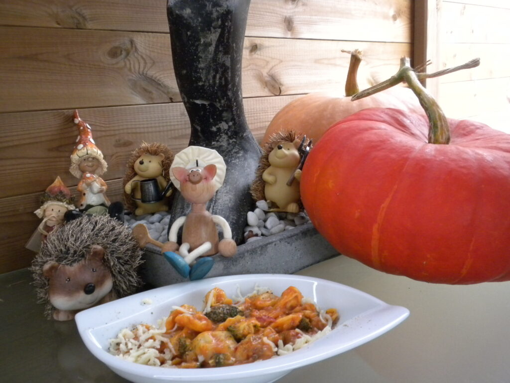 Ravioli gevuld met spinazie in een tomaten-groentensausje