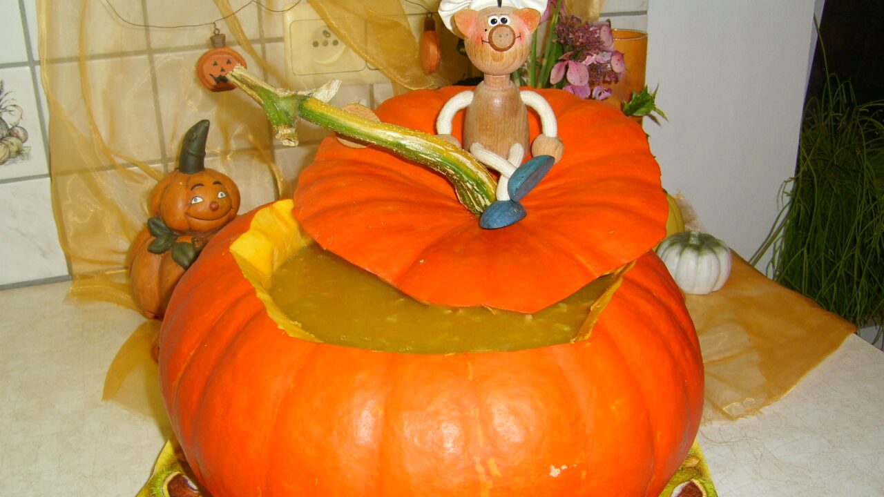Soep: pompoen gevuld met een verrassing van halloween