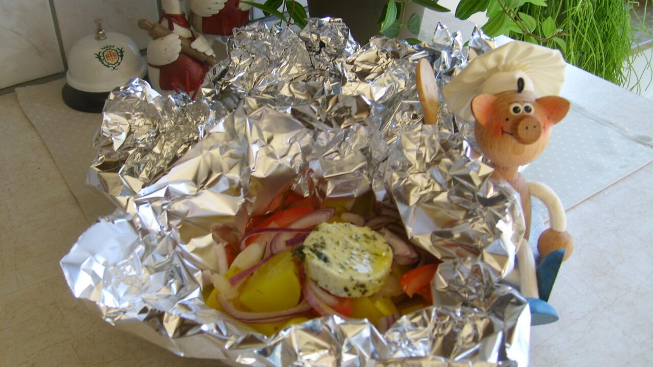 Aardappelsla voor op de bbq in een pakketje