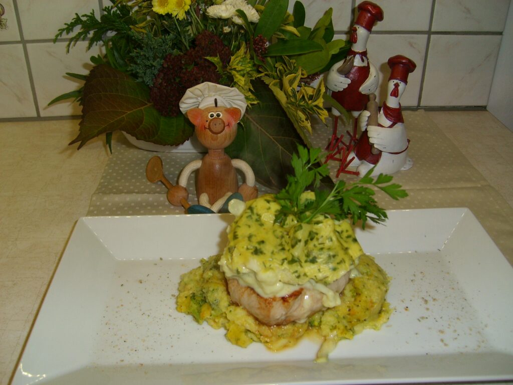 Dagschotel: een medaillon van kalfs met puree speciaal en een bedje van bloemkool met bechamelsaus