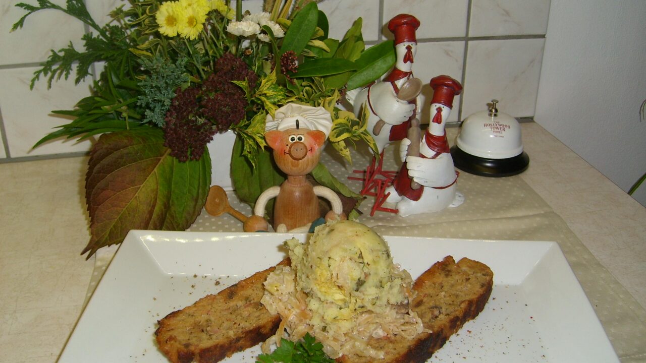 Dagschotel: gehaktbroodje met puree en witte kool