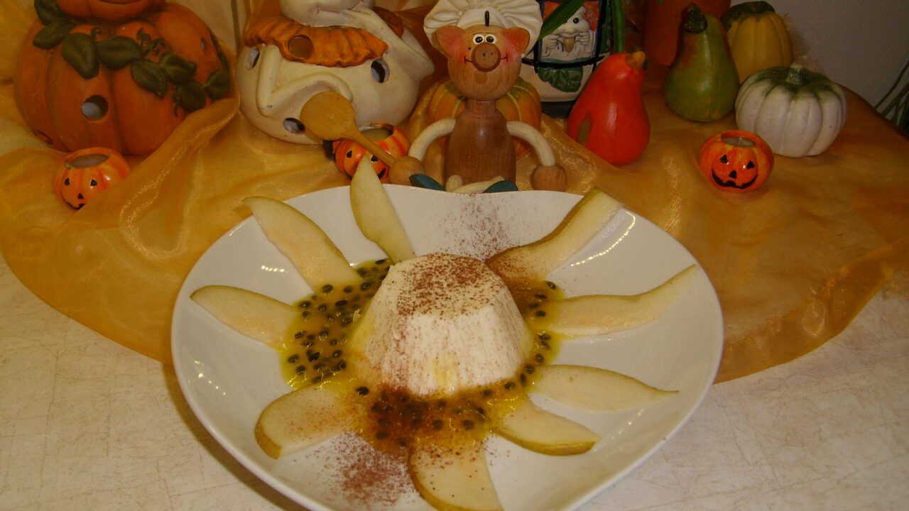 Dessert: yoghurt-taartje met peer en een coullis van passievruchten