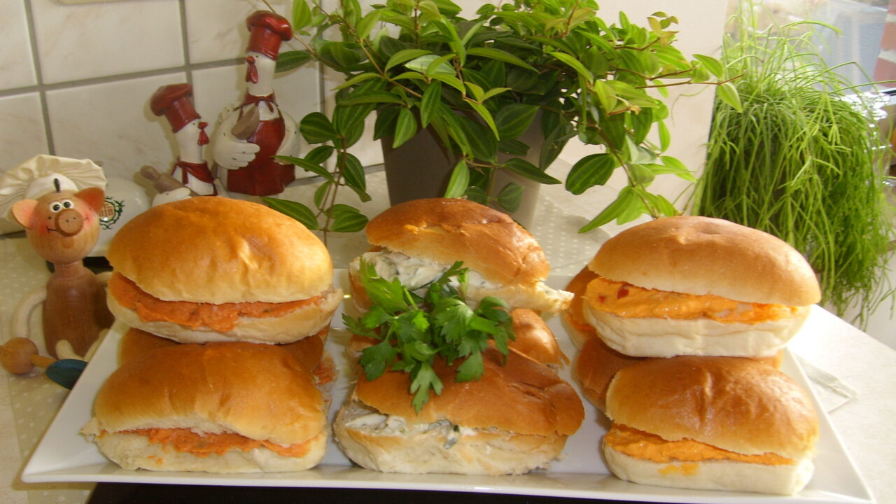 Mini sandwiches rijkelijk besmeerd