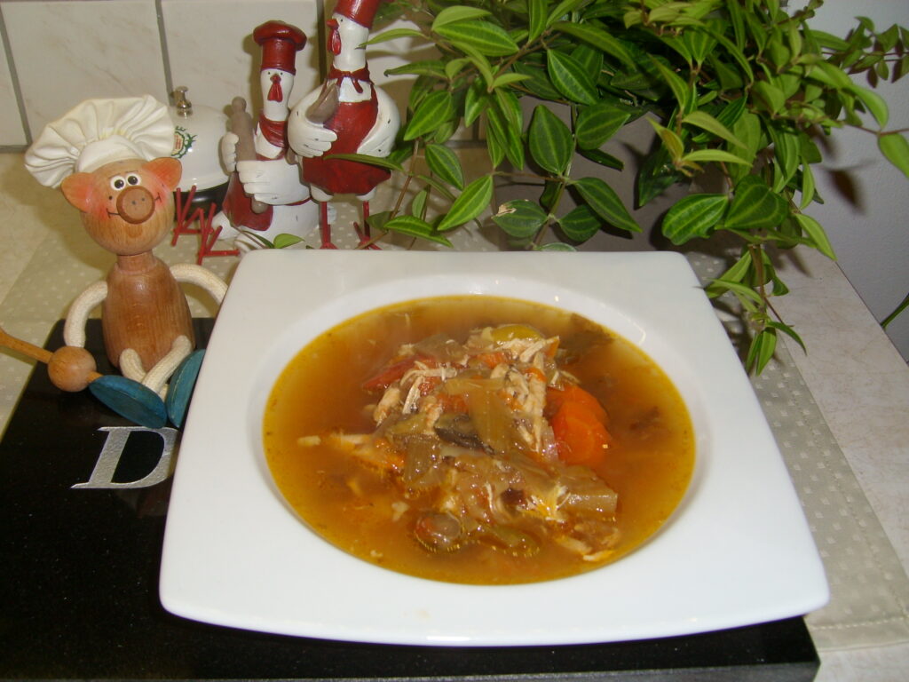 Soep: heldere tomaten kippenbouillon met groenten