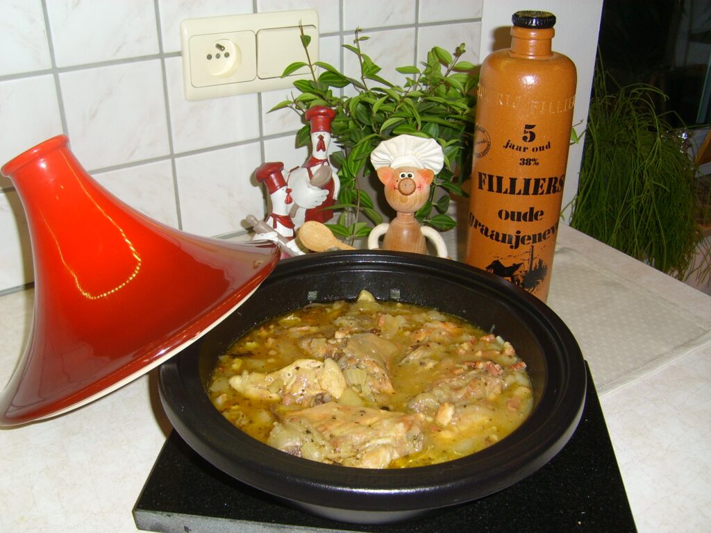 Tajine: kip bedolven onder de ajuin met heerlijke kruiden