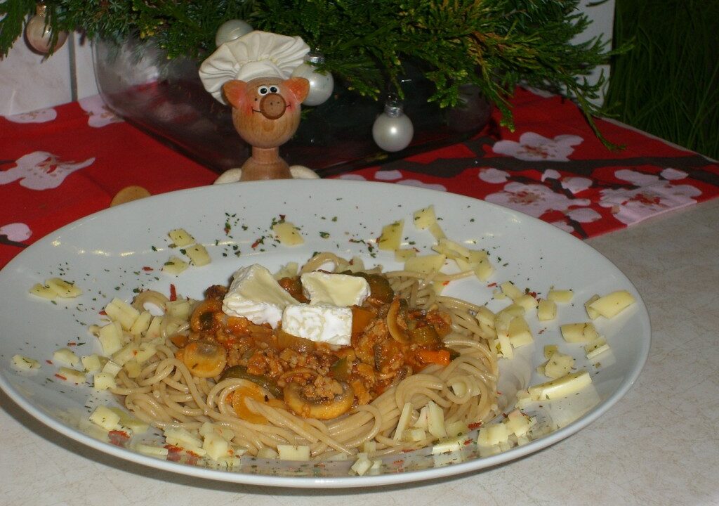 Dagschotel spaghetti in een tomatensausje met groenten beneveld met kaas