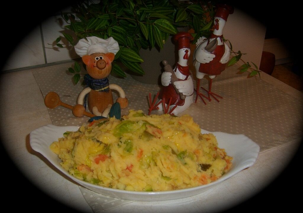 Aardappelgerecht met spruiten, tomaat, sjalot en pickels